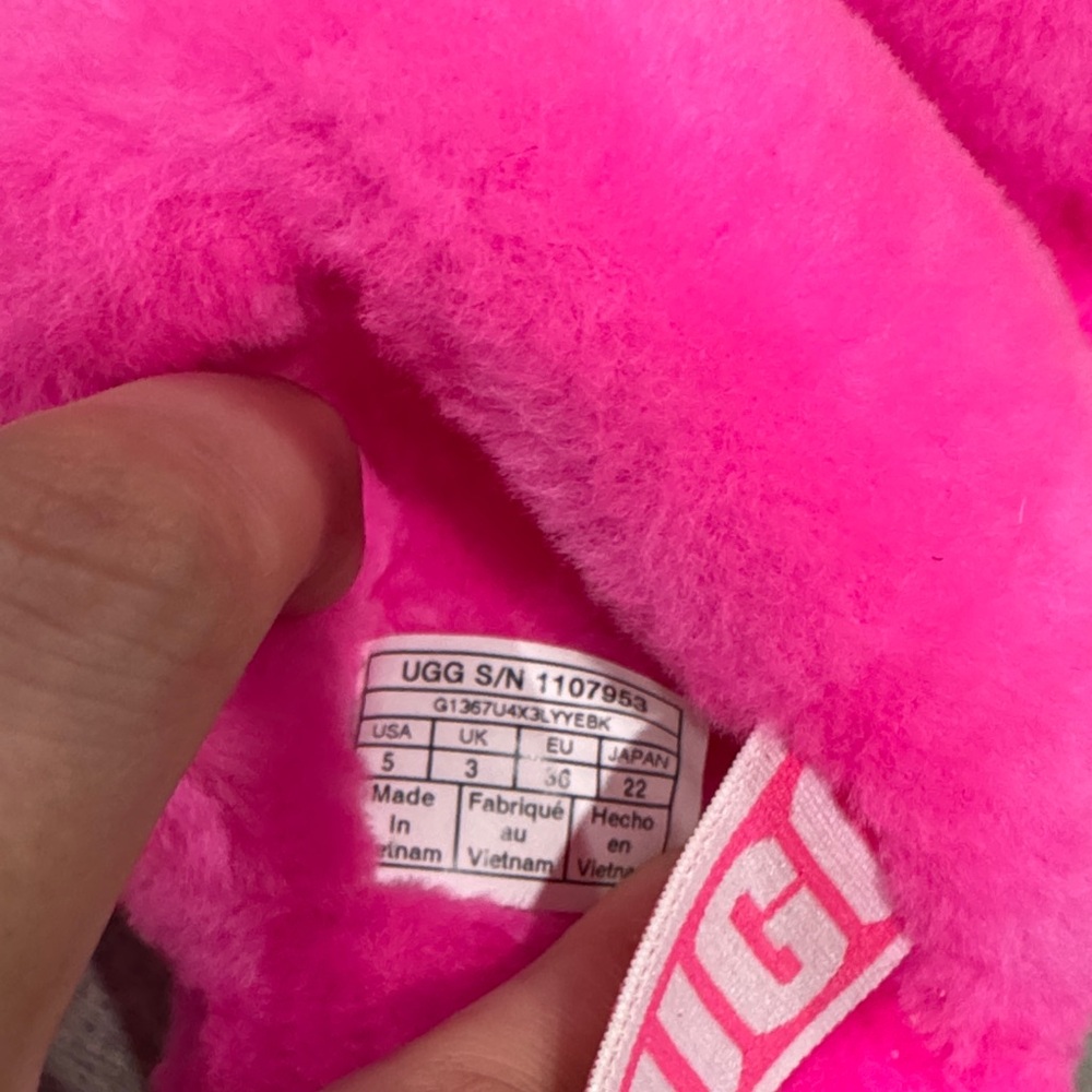 NWOT UGG Bright Pink Fluff Yeah Slides - Picture 2 of 4